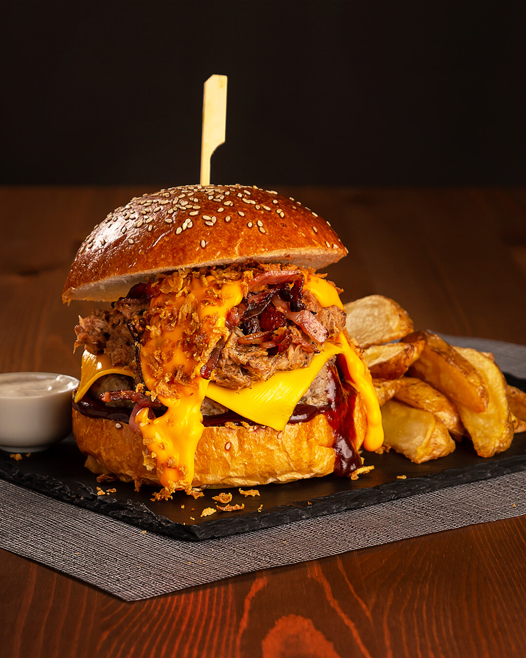 Hamburguesa BBQ con pulled pork y cheddar