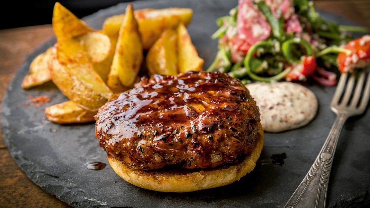 Hamburguesa a la parrilla con guarnición