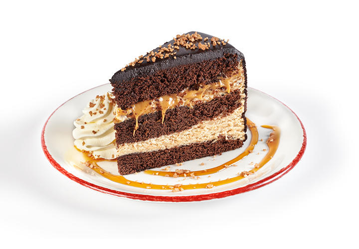 Porción de tarta de chocolate y caramelo