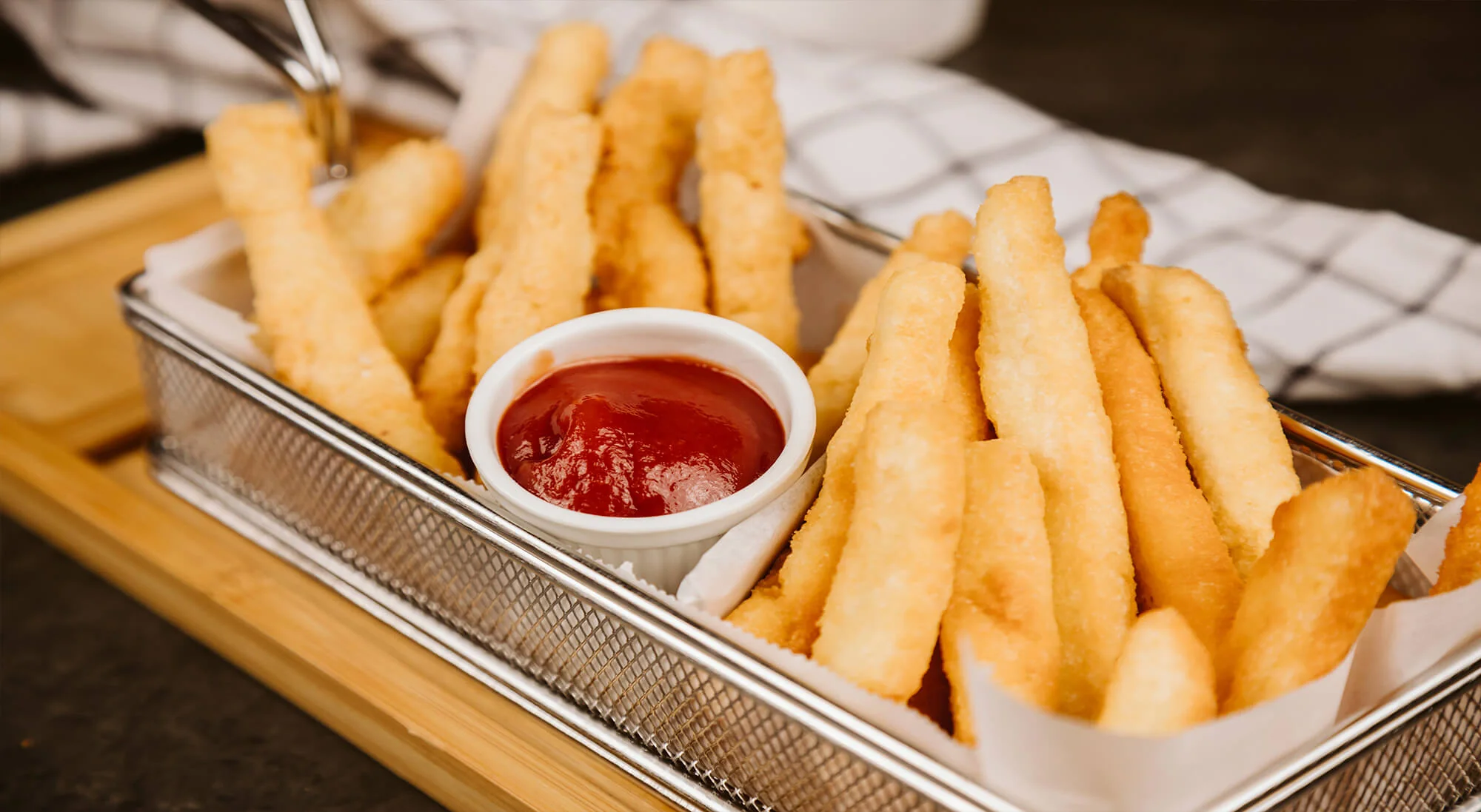 Cesta de patatas fritas crujientes