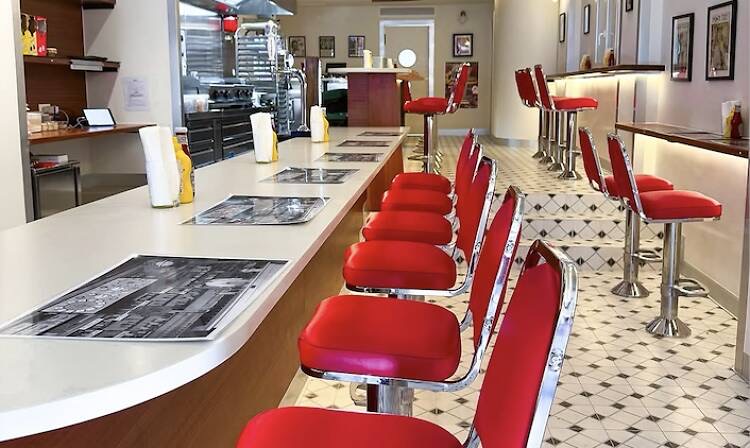 Barra del diner con taburetes rojos